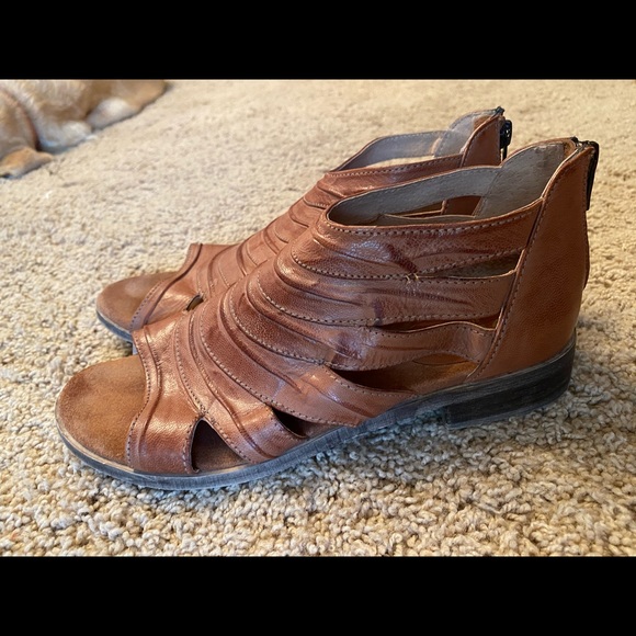 Diba size 8 slightly heeled sandals - Picture 1 of 6
